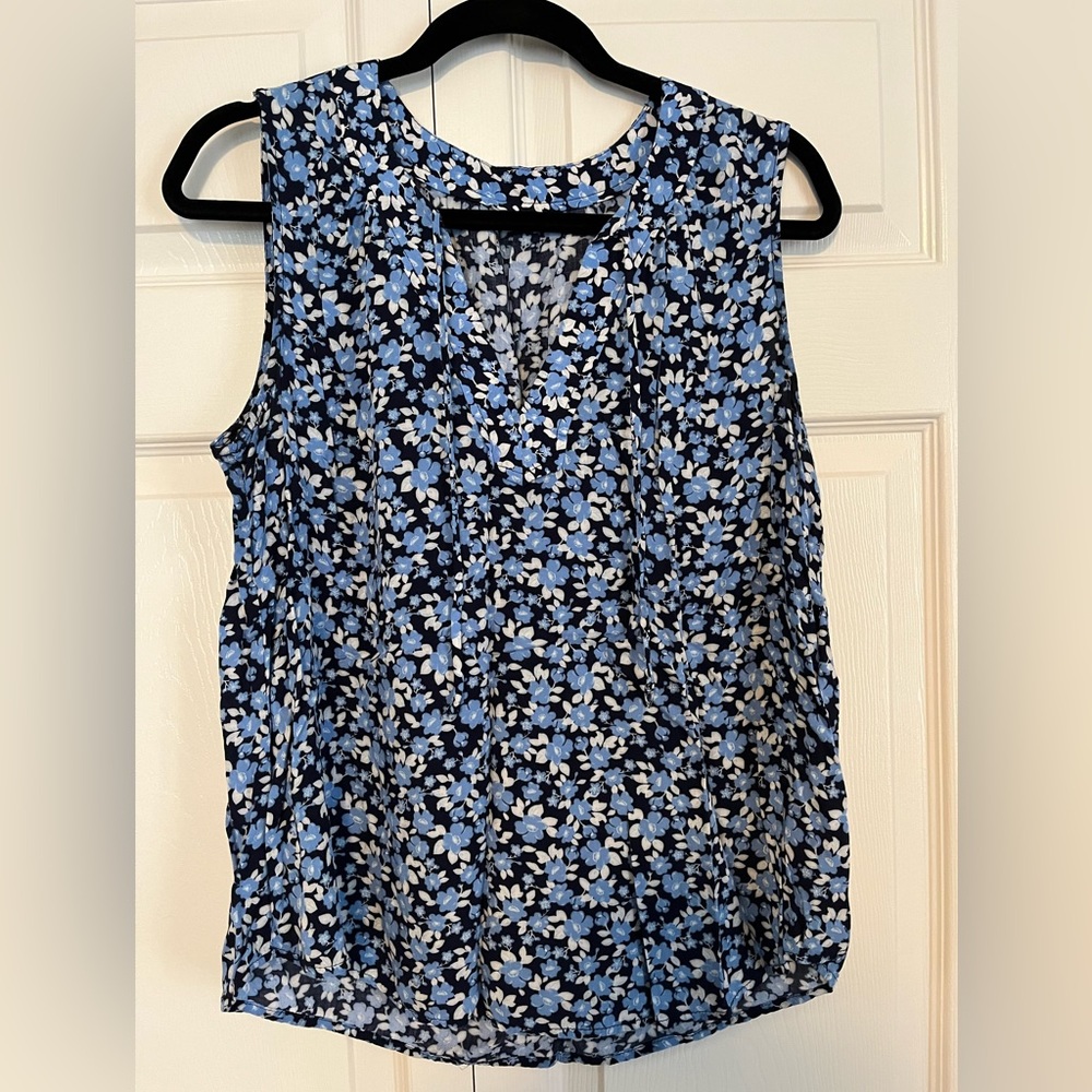 Old Navy blue flower print sleeveless top. V-neck with tie. Missing size tag.